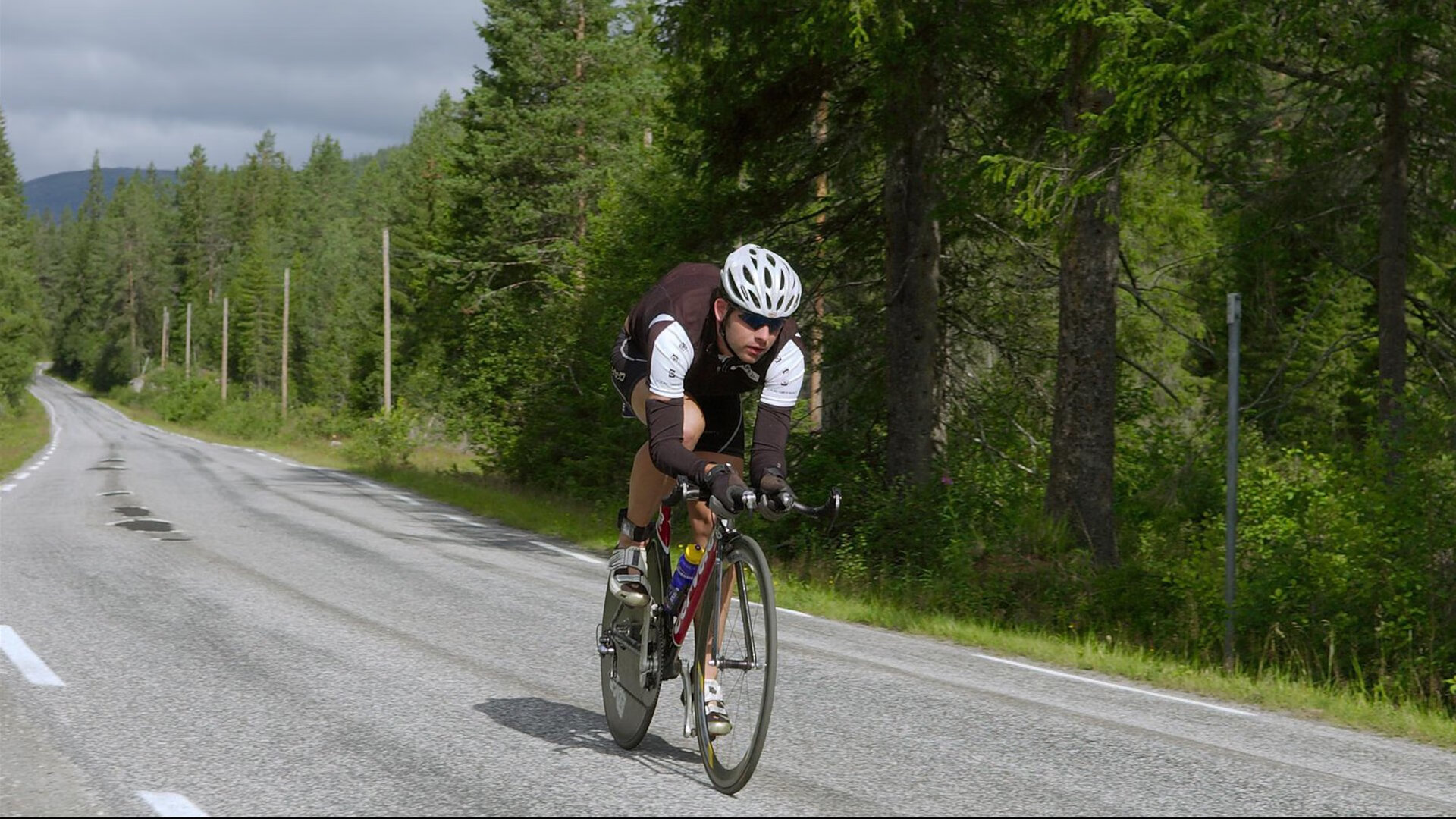 德甲强队攻防俱佳，精彩瞬间频繁出现，德甲强吗